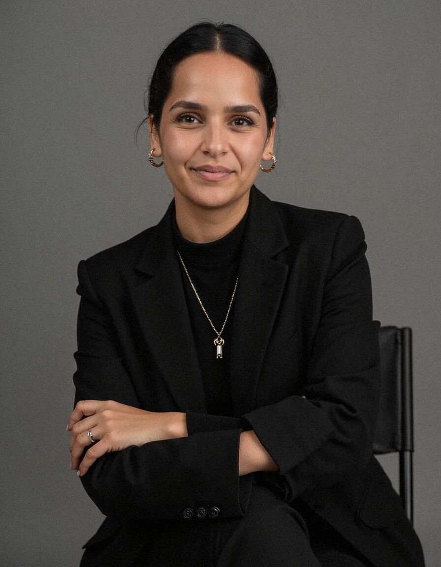 AI headshot of Noa: studio, dark backdrop, black blazer